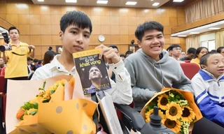 Nam sinh 10 năm cõng bạn đến trường “hộ tống” bạn thân đi khai giảng ĐH Bách Khoa Hà Nội