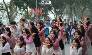 Hà Nội: Fan K-Pop cover SNSD, BLACKPINK mừng năm mới tưng bừng trên Phố đi bộ Hồ Gươm