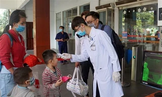 Bản tin COVID-19: Thêm 2 bệnh nhân lây nhiễm cộng đồng, hàng ngàn học sinh phải nghỉ học