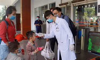 Bản tin COVID-19: Thêm 2 bệnh nhân lây nhiễm cộng đồng, hàng ngàn học sinh phải nghỉ học