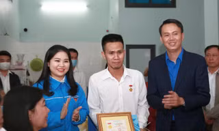 “Người hùng” cứu bé gái rơi từ tầng 12 được TƯ Đoàn trao tặng huy hiệu “Tuổi trẻ dũng cảm“