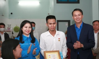 “Người hùng” cứu bé gái rơi từ tầng 12 được TƯ Đoàn trao tặng huy hiệu “Tuổi trẻ dũng cảm“