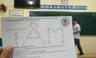 Giáo viên lồng tên mình vào bài tập Hóa vì sợ lâu ngày không gặp, trò quên tên thầy