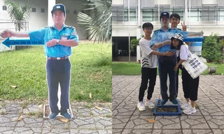 Bác bảo vệ siêu có tâm: Dựng standee chân dung của mình để chỉ dẫn sinh viên hướng để xe