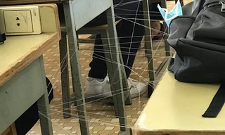 Không muốn giáo viên đi xuống trong giờ kiểm tra, cả lớp dùng chỉ giăng kín lối đi