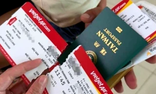 Đình chỉ công tác cán bộ công an cửa khẩu xé vé máy bay của khách