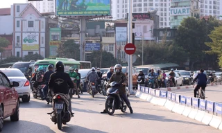 Hỗn loạn trong ngày đầu thí điểm phân làn nút giao Ngã Tư Sở