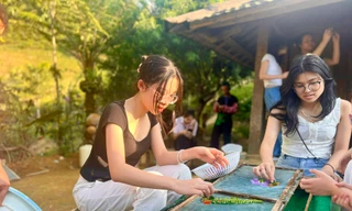 Tranh giấy độc đáo của người H'Mông ở Sơn La hút du khách 