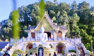 Thăm ngôi chùa linh thiêng, view cửa biển Hải Tiến