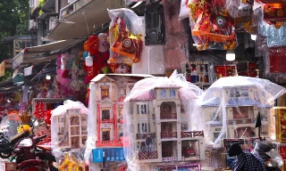 Lên phố cổ sắm hàng hiệu cho người cõi âm 