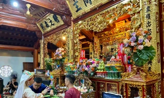 Người dân nườm nượp đến đền Quan Hoàng Bảy (Lào Cai) cầu tài lộc dịp tháng 7 Âm lịch