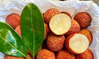 Vải thiều Trung Quốc 'đổ bộ' chợ Việt, giá cao không tưởng