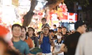 Nhiều gia đình trẻ đưa nhau lên phố tìm 'Trung thu xưa'