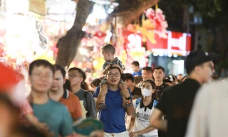Nhiều gia đình trẻ đưa nhau lên phố tìm 'Trung thu xưa'