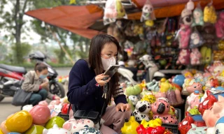 Mua rồng vàng, lợn đất lấy 'vía' may mắn cho năm mới 