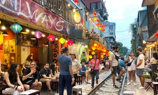 Khách 'thông chốt', cà phê đường tàu đông như chưa từng có lệnh cấm