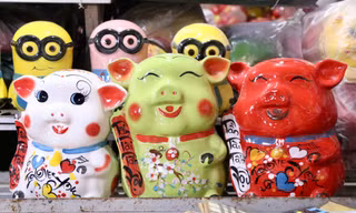 Nhiều người mua heo đất lấy may đầu năm