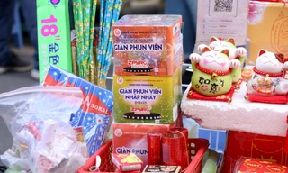 ‘Cháy’ hàng, loạn giá pháo hoa Tết 