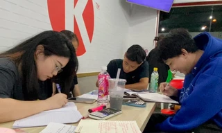 Giới trẻ 'đóng đô' hàng giờ ở quán cafe 