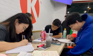 Giới trẻ 'đóng đô' hàng giờ ở quán cafe 