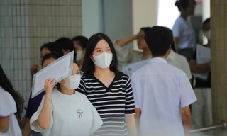 Đề thi tốt nghiệp THPT 2025, môn Toán, tiếng Anh: Quá mới, quá khó để làm gì?!