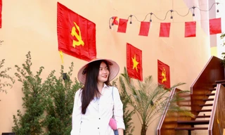 Xúc động hình ảnh giới trẻ check-in cùng cờ đỏ sao vàng 