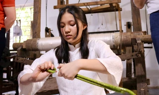 Về làng ven đô Hà Nội tận thấy quy trình dệt tơ thủ công 