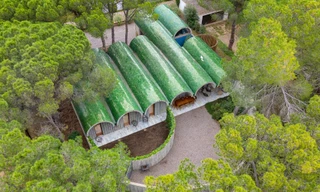 Mát mắt với ngôi nhà bê tông có mái vòm gốm xanh 