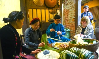 Người Hà Nội xưa gói bánh chưng tại Ngôi nhà di sản
