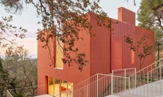 Chiêm ngưỡng ngôi nhà ‘lơ lửng’ trên vách núi