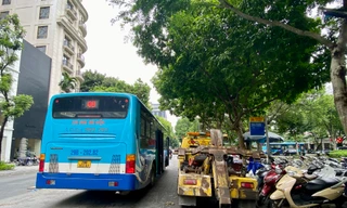 Hà Nội: Điểm dừng xe buýt bị lấn chiếm thành nơi đỗ ô tô, xe máy