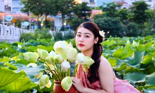 Kiếm tiền triệu mỗi ngày nhờ chụp sen Hồ Tây đầu mùa 