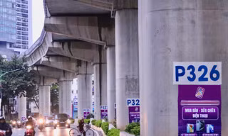 Nhức mắt quảng cáo dán chi chít ở trụ đường sắt Nhổn - ga Hà Nội 