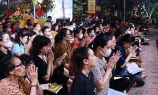 Người Hà Nội ngồi kín sân chùa Phúc Khánh làm lễ Vu Lan báo hiếu