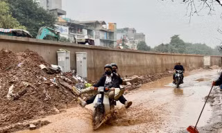 Hà Nội: Người dân “sống chung” bùn đất lầy lội của dự án hơn 800 tỷ chậm tiến độ 