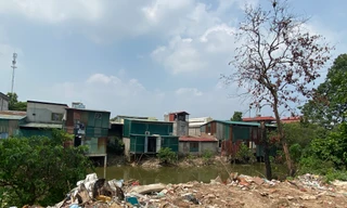 Sông Nhuệ nước đen đặc nổi váng, hai bên bờ thành bãi rác