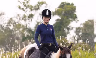 Nhiều bạn nữ trẻ yêu thích cưỡi ngựa, bắn cung