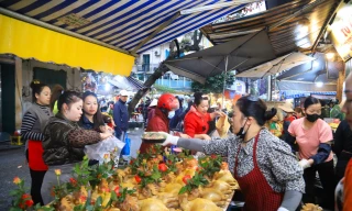 Gà ngậm hoa hồng 'chợ nhà giàu' hút khách ngày rằm tháng Giêng