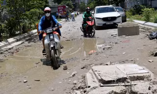 Cận cảnh 'con đường đau khổ' giữa lòng Hà Nội