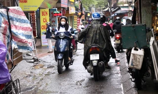 Người dân chật vật di chuyển trong con ngõ 'huyết mạch' chờ mở rộng