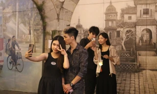 Phố bích họa Phùng Hưng sáng đèn thu hút giới trẻ đến check-in dịp Trung thu