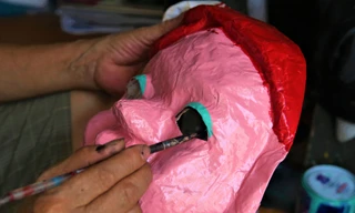 Thăm 'xưởng' mặt nạ giấy bồi duy nhất còn lại ở phố cổ Hà Nội