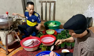 Thức xuyên đêm mổ lợn làm giò Tết, kiếm tiền triệu mỗi ngày