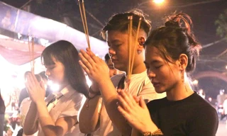 Giới trẻ Hà Nội rủ nhau đến Phủ Tây Hồ vái vọng rạng sáng Rằm tháng 7