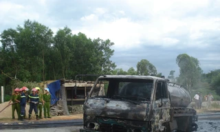 Xe bồn chở nhựa đường cháy trơ khung