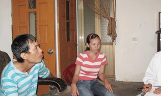 Bệnh nhân Đặng Văn Hiểu (bên trái) đang trao đổi bệnh tình với cán bộ phòng chống lao Ảnh: T.H