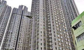 Nhảy lầu tự tử đè chết một bé gái đang qua đường