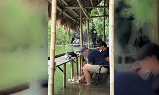 Khách Tây trải nghiệm cà phê ‘bì bõm’, vịt bơi tung tăng dưới chân ở Ninh Bình
