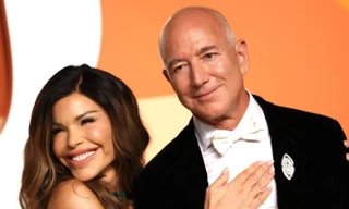 Video tỷ phú Amazon ‘vồ ếch’ khi đón bạn gái trở về từ vũ trụ