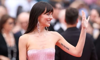 Nữ diễn viên '50 sắc thái' gầy trơ xương, mỹ nhân Pháp diện váy phản cảm tại Cannes